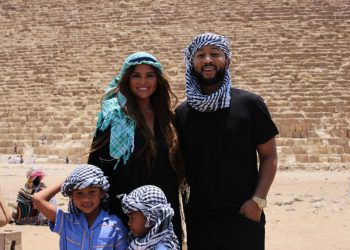 أهرامات الجيزة تستضيف المطرب الأمريكي المشهور جون ليچند وأسرته