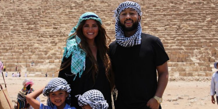 أهرامات الجيزة تستضيف المطرب الأمريكي المشهور جون ليچند وأسرته