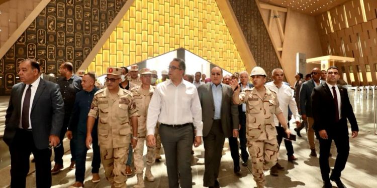 وزير السياحة ومستشار رئيس الجمهورية ورئيس الهيئة الهندسية يتابعون آخر مستجدات الأعمال بالمتحف المصري الكبير