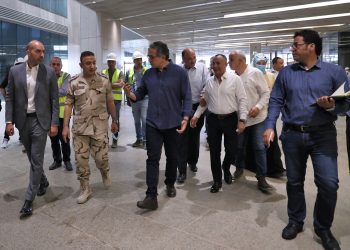 وزير السياحة يتفقد قاعات العرض الرئيسية ومتحف مراكب خوفو بالمتحف المصري الكبير