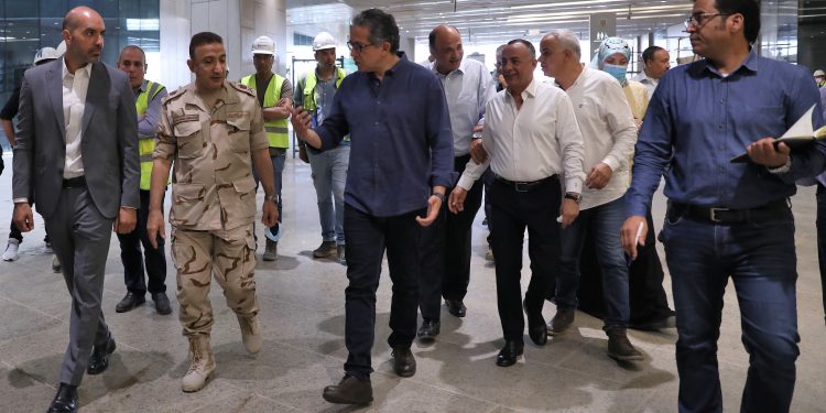 وزير السياحة يتفقد قاعات العرض الرئيسية ومتحف مراكب خوفو بالمتحف المصري الكبير
