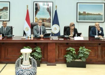 العناني يناقش مستجدات العمل السياحي