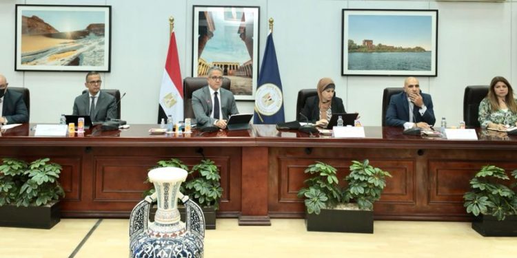 العناني يناقش مستجدات العمل السياحي