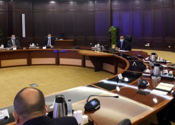 رئيس الوزراء يتابع تنفيذ برنامج الطروحات الحكومية في البورصة وصندوق مصر الفرعي للطروحات