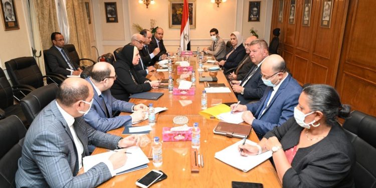 وزيرة الصناعة تبحث مع وزير قطاع الأعمال منظومة تداول الأقطان للموسم الجديد