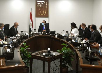رئيس الوزراء يوجه بمنح تيسيرات للمستثمرين لتوطين صناعة المعدات والآلات والطلمبات في مصر