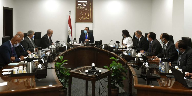رئيس الوزراء يوجه بمنح تيسيرات للمستثمرين لتوطين صناعة المعدات والآلات والطلمبات في مصر