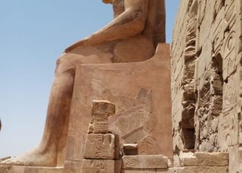 الإنتهاء من ترميم تمثال الملك تحتمس الثاني بمعبد الكرنك