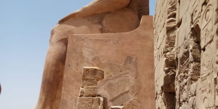 الإنتهاء من ترميم تمثال الملك تحتمس الثاني بمعبد الكرنك