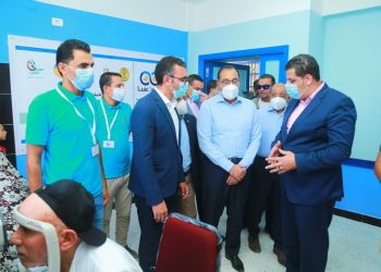 مدبولي يتفقد القافلة الطبية من مجلس الوزراء وصناع الخير وجامعة طنطا لخدمة أهالي وادي النطرون