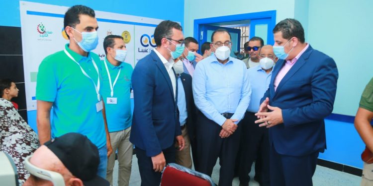 مدبولي يتفقد القافلة الطبية من مجلس الوزراء وصناع الخير وجامعة طنطا لخدمة أهالي وادي النطرون