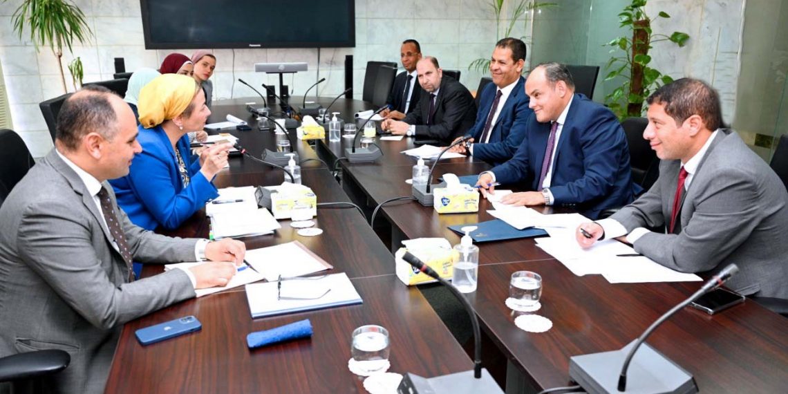 وزير الصناعة وزيرة البيئة