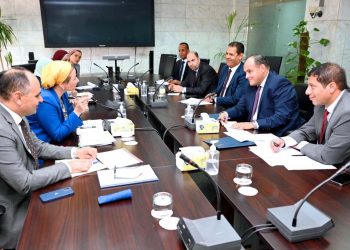 وزير الصناعة وزيرة البيئة