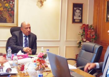 وزير قطاع الأعمال يوجه بالإهتمام بالبحث العلمي واتباع أساليب تسويق حديثة في صناعة الأدوية