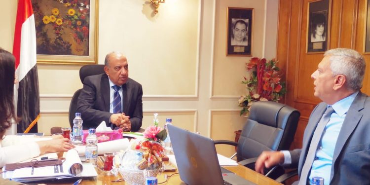 وزير قطاع الأعمال يوجه بالإهتمام بالبحث العلمي واتباع أساليب تسويق حديثة في صناعة الأدوية