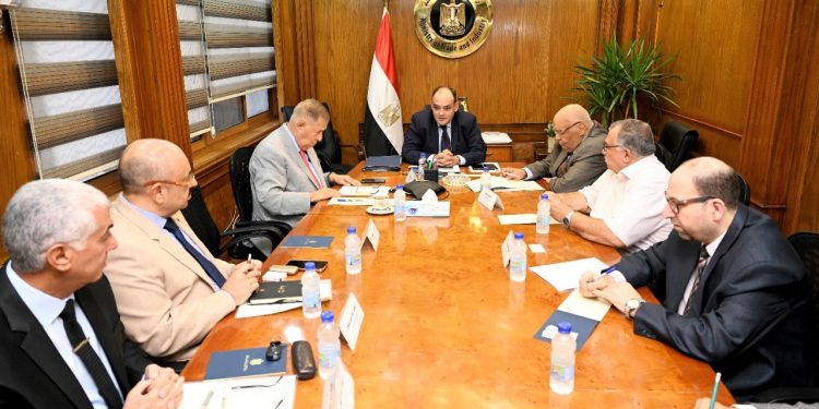 وزير الصناعة يطالب اتحاد المستثمرين بحصر شامل للمصانع المتعثرة لحل مشكلاتها