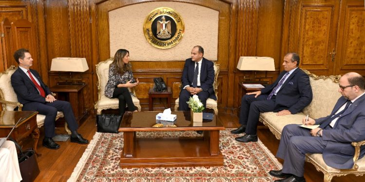 الصناعة : مباحثات مصرية إسبانية للتعاون في الطاقة الجديدة والمتجددة والنقل والمياه