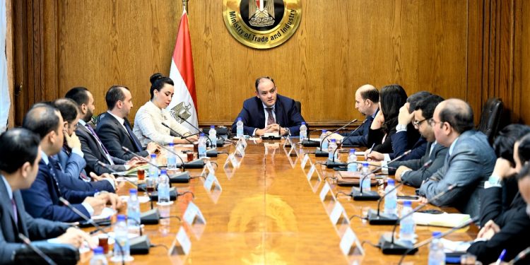 وزير التجارة : صياغة إستراتيجية جديدة للصناعة الوطنية .. وطرحها للحوار المجتمعي