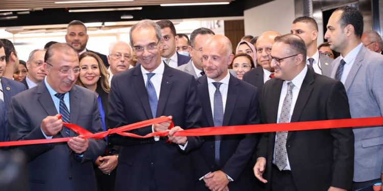 وزير الاتصالات يفتتح المقر الجديد لـ "فودافون للخدمات الدولية" في الإسكندرية