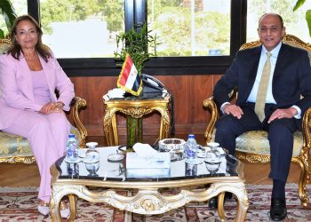 وزير الطيران يبحث مع مفوضة الطاقة والبنية التحتية بالاتحاد الإفريقي سبل تعزيز التعاون