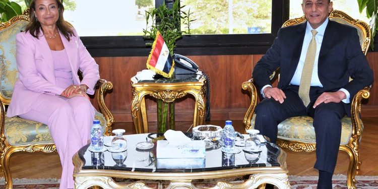 وزير الطيران يبحث مع مفوضة الطاقة والبنية التحتية بالاتحاد الإفريقي سبل تعزيز التعاون