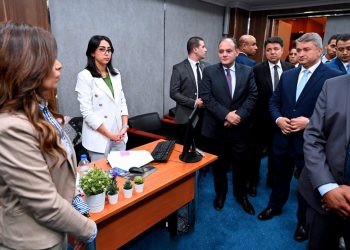 وزير الصناعة يستطلع آراء المستثمرين حول جودة الخدمات المقدمة في “التنمية الصناعية”