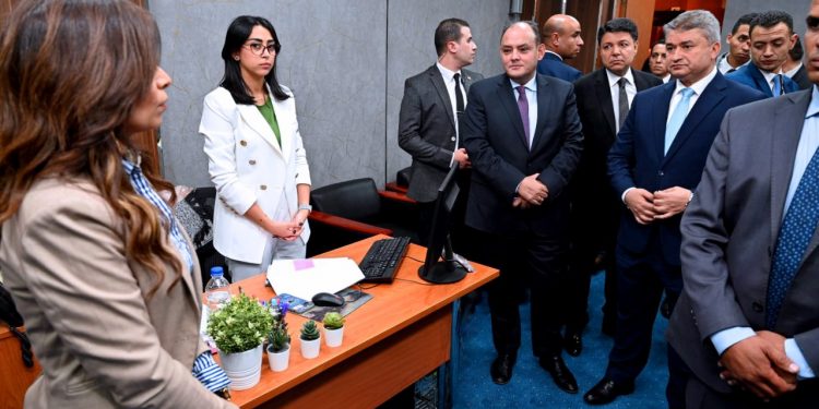 وزير الصناعة يستطلع آراء المستثمرين حول جودة الخدمات المقدمة في “التنمية الصناعية”