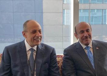 وزير الطيران يبحث مع وزير المواصلات القطري تعزيز التعاون المشترك في النقل الجوى