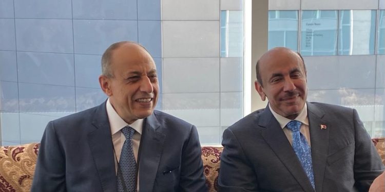 وزير الطيران يبحث مع وزير المواصلات القطري تعزيز التعاون المشترك في النقل الجوى
