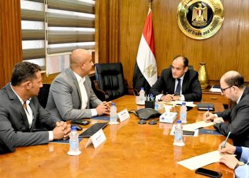 وزير الصناعة يجتمع مع ممثلي أول شركة مصرية تعمل في مجال تكنولوجيا تحويل المركبات للعمل بالطاقة الكهربائية