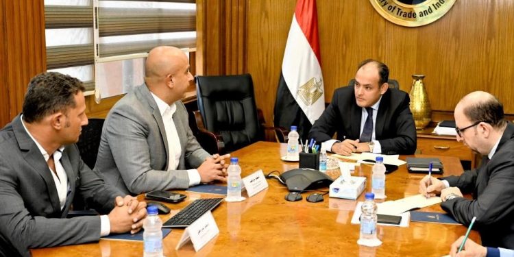 وزير الصناعة يجتمع مع ممثلي أول شركة مصرية تعمل في مجال تكنولوجيا تحويل المركبات للعمل بالطاقة الكهربائية