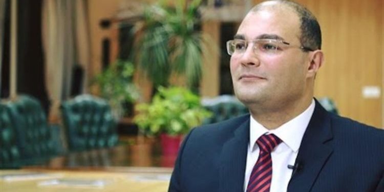 خبير إقتصادي يكشف حلاً سحرياً لعبور الأزمة العالمية