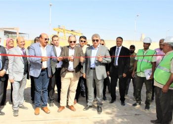 وزير الصناعة ومحافظ أسوان يفتتحا ويتفقدا 6 مصانع من المنشأت الصناعية بمنطقة العلاقى الصناعية