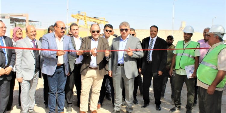 وزير الصناعة ومحافظ أسوان يفتتحا ويتفقدا 6 مصانع من المنشأت الصناعية بمنطقة العلاقى الصناعية