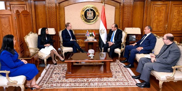 وزير الصناعة: 35% زيادة في حركة التبادل التجاري بين مصر وبريطانيا خلال العام الماضي