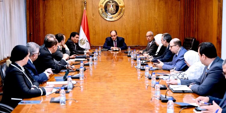 وزير الصناعة يبحث مع عدد من أعضاء مجلس النواب التحديات التى تواجه المستثمرين
