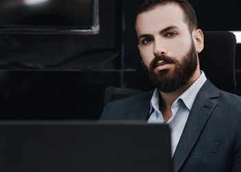 الخبير الاقتصادي محمود إبراهيم يوقع عقد تعاون مع «مشروعك» لدراسات الجدوى والإستشارات