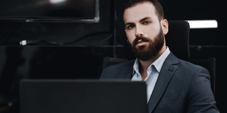 الخبير الاقتصادي محمود إبراهيم يوقع عقد تعاون مع «مشروعك» لدراسات الجدوى والإستشارات