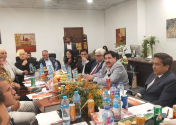 رئيس غرفة الملابس الجاهزة يدعو وفد هندي لإقامة منطقة حرة للغزول والبوليستر في مصر