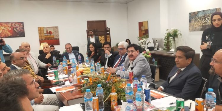 رئيس غرفة الملابس الجاهزة يدعو وفد هندي لإقامة منطقة حرة للغزول والبوليستر في مصر