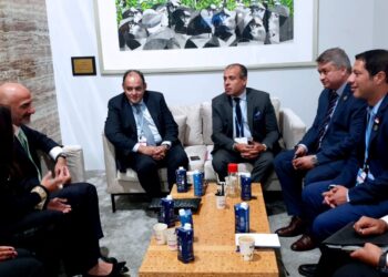 وزير الصناعة يبحث مع وفد ” تتراباك ” خطط الشركة المستقبلية لزيادة استثمارتها فى التعبئة والتغليف وانتاج الورق المقوى