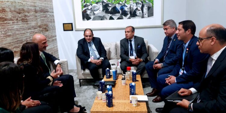 وزير الصناعة يبحث مع وفد ” تتراباك ” خطط الشركة المستقبلية لزيادة استثمارتها فى التعبئة والتغليف وانتاج الورق المقوى