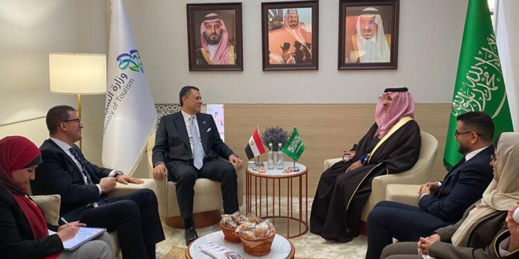 وزير السياحة والآثار يلتقي مع وزير السياحة السعودي خلال مشاركتهما في فعاليات بورصة لندن الدولية للسياحة WTM2022