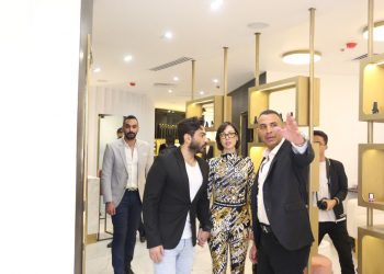 نجيب ساويرس وتامر حسني يشاركان في احتفالية افتتاح واحد من أكبر مشروعات التجميل في مصر