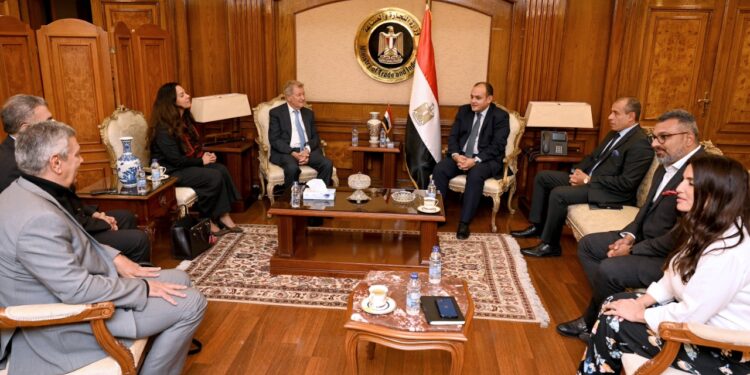 وزير الصناعة يبحث مع شركتين أمريكية ونمساوية توطين صناعة الاجهزة المعملية في مصر