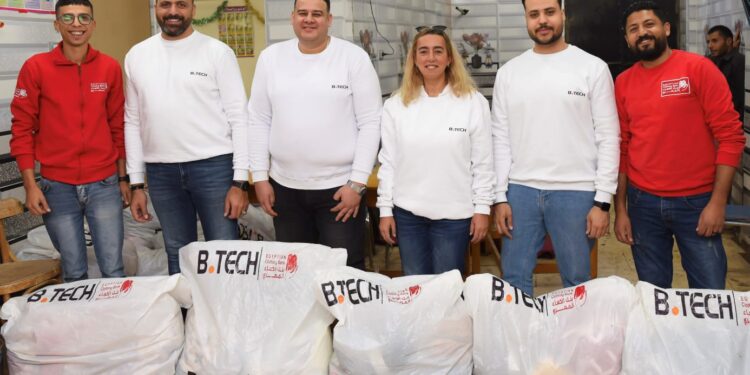 "بى تك" تتعاون مع بنك الكساء في توزيع البطاطين والملابس على الأسر المستحقة بالصعيد