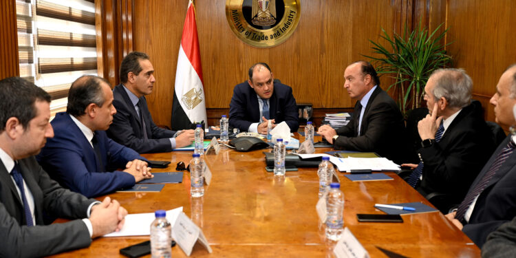 تفاصيل اجتماع وزير الصناعة مع رؤساء المجالس التصديرية لبحث زيادة الصادرات