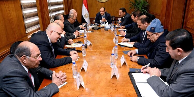 وزير الصناعة يستعرض مع أعضاء غرفة الصناعات النسيجية سبل تنمية وتطوير القطاع