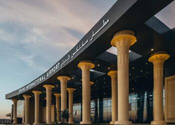 مطار سفنكس الدولى يستقبل طائرة خاصة تقل وفداً من رجال الأعمال وأثرياء العالم
