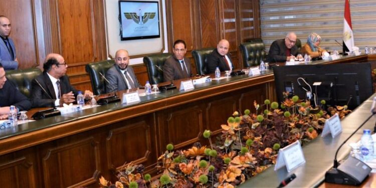 وزير الطيران يبحث مع ممثلي شركات الطيران الخاصة آليات تعزيز دور القطاع الخاص في منظومة النقل الجوي